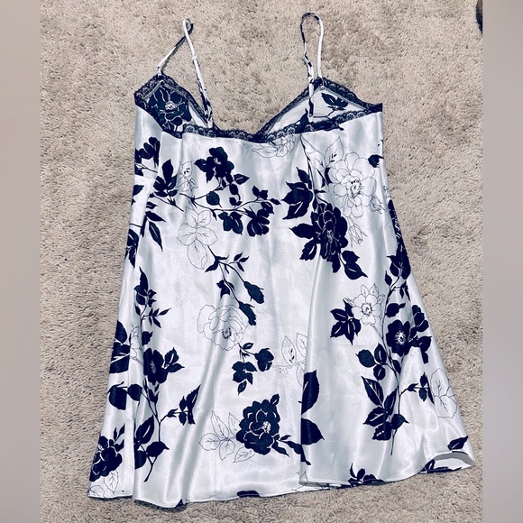 Victoria’s Secret Flyaway Babydoll - Picture 5 of 7